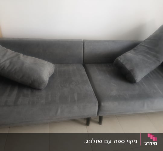 ספה אפורה עם כריות על רצפת אריחים
